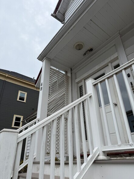 Building Photo - 48 Hillside St