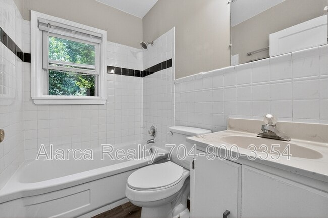 Building Photo - 2322 Belfast Dr