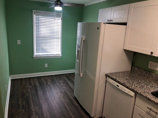 Building Photo - Four bedroom, 2 bath house in Burlington
