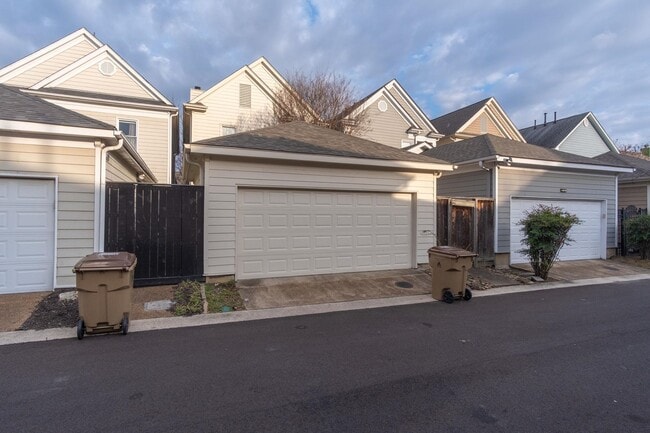 Building Photo - 525 Rienzi Dr