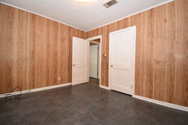 Building Photo - Spacious 3 Bedroom House