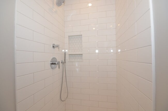 Building Photo - 18 Eaton Ave