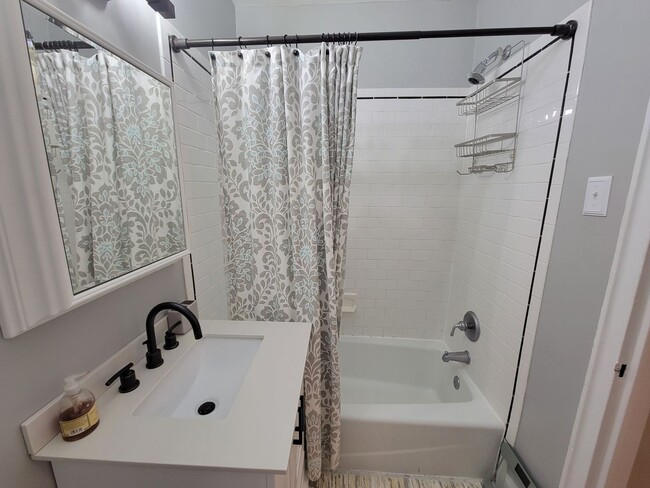 Building Photo - Fabulous, Furnished, Spacious 2BR with balcony in Alexandria