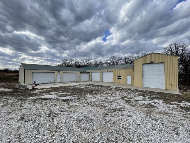 Building Photo - FOR RENT! 6 Bedroom 3 Bathroom in Moscow Mills, MO!