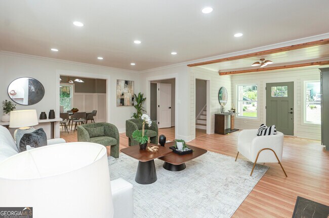 Building Photo - 2908 N Hills Dr NE