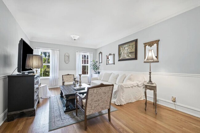 Building Photo - 906 Oakton St
