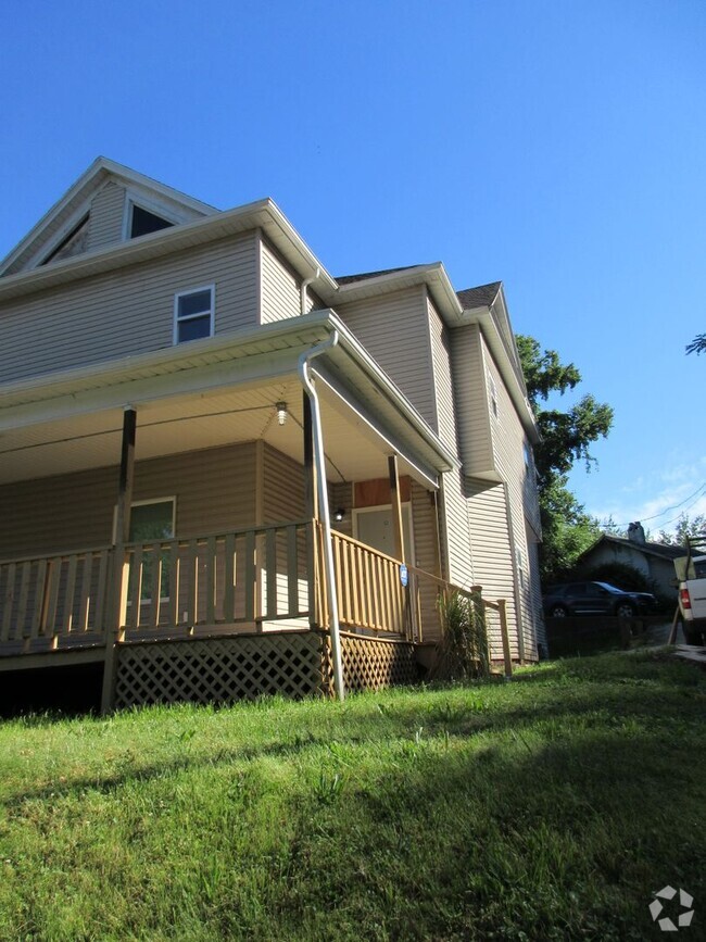 Building Photo - SPACIOUS 4 BEDROOM