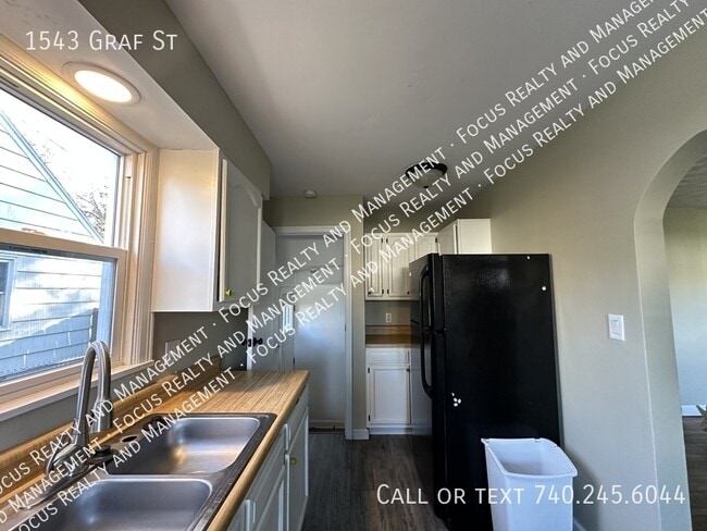 Building Photo - 1543 Graf St