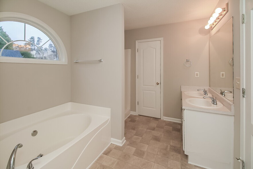 Building Photo - 4045 Lindsey Ln