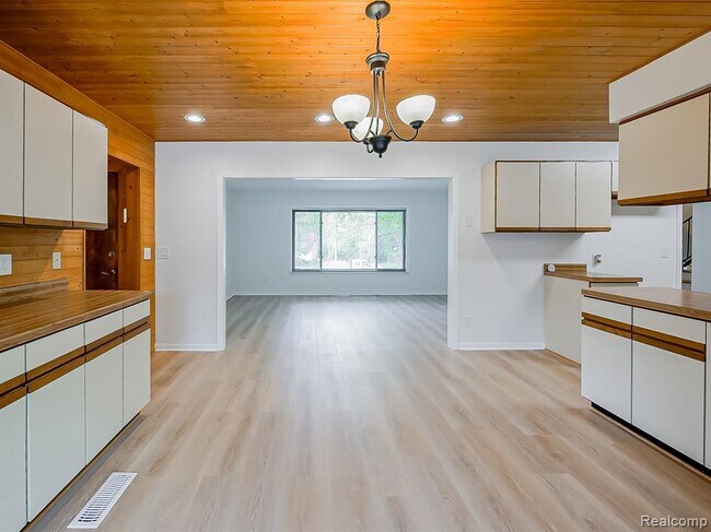 Building Photo - 7580 Thornwood St