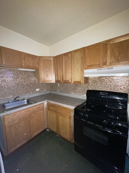 Kitchen - 4926 N Kedzie Ave