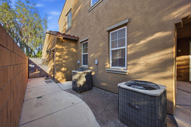 Building Photo - 35495 Domani Dr