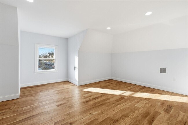 Building Photo - 438 Talbot Ave