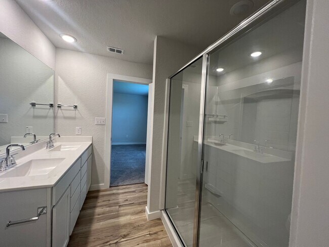Building Photo - Charming 3/2.5 2 Story Home in Hiddenbrook