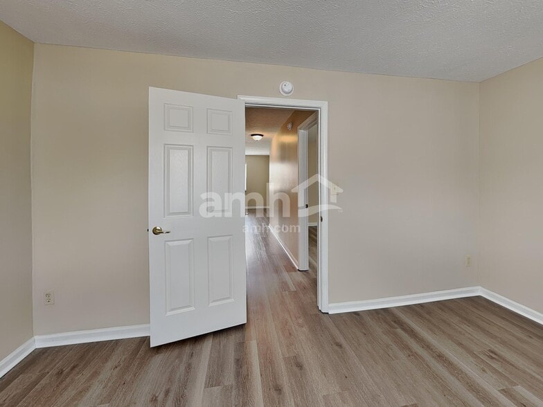 Building Photo - 5943 King Lear Dr