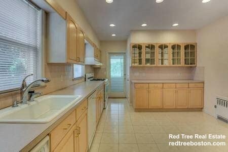 Building Photo - 384 School St