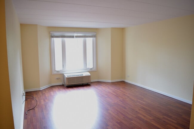 Building Photo - 1 Renaissance Pl