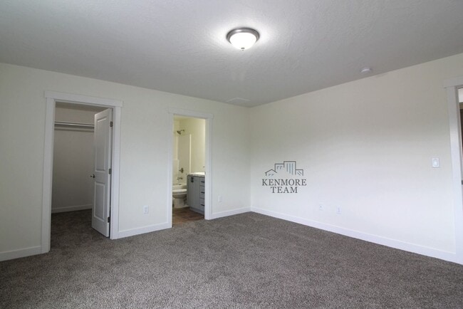 Building Photo - 3 Bedroom, 2.5 Bath + Flex Room Townhome in Kennewick