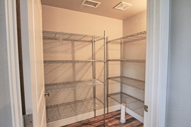 Building Photo - Newer 2 bed 2.5 bath Castle Rock townhome.