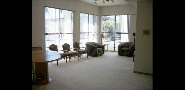 Building Photo - Large 2 Bedroom 2 Bathroom Unit in Bankers Hill