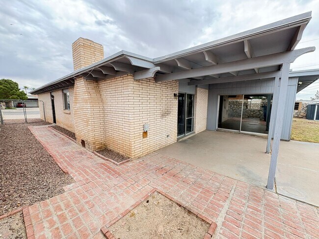 Building Photo - EASTSIDE HOME WITH A SWIMMING POOL