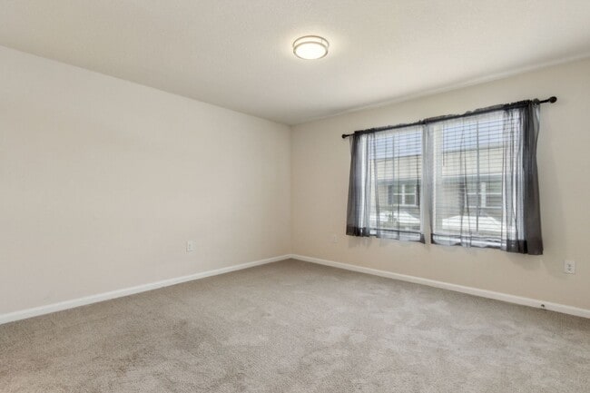 Building Photo - Nearly New 2BR/2.5BA Townhome – Great Loca...