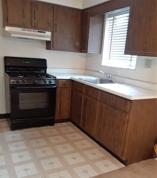 Lots of cabinet space - 406 Brierly Ln