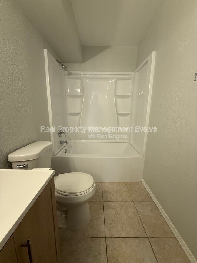 Building Photo - 1336 E Mountain View Rd