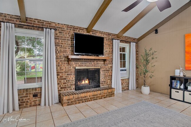 Building Photo - 7440 Camelback Dr