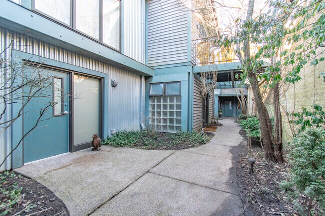 Building Photo - 2144 Ashland Ave