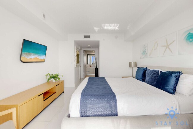 Building Photo - 2602 E Hallandale Beach Blvd