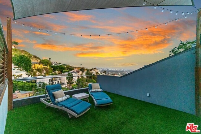 Building Photo - 8614 Hollywood Blvd