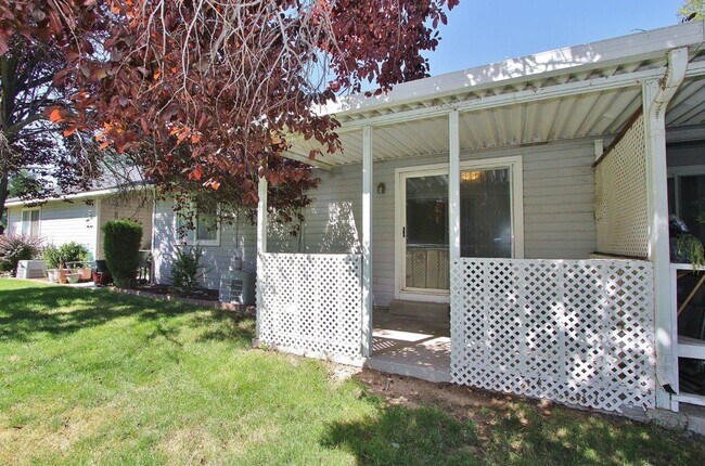 Building Photo - Single-Level Unit w/1-Car Garage