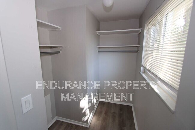 Building Photo - 2131 Kensington Dr