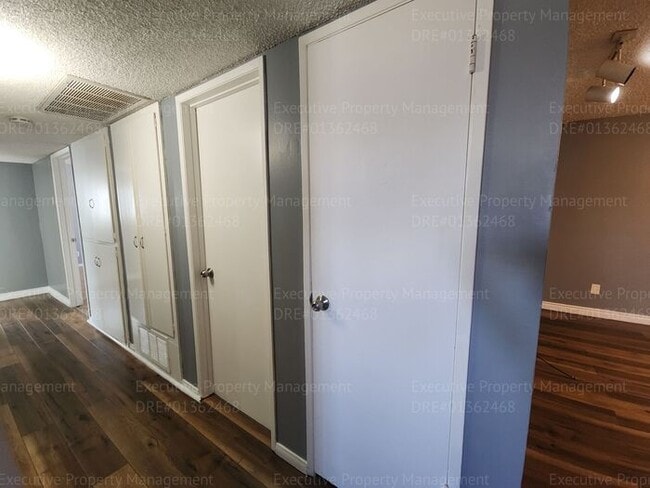 Building Photo - 3 Bedroom 2 Bath house
