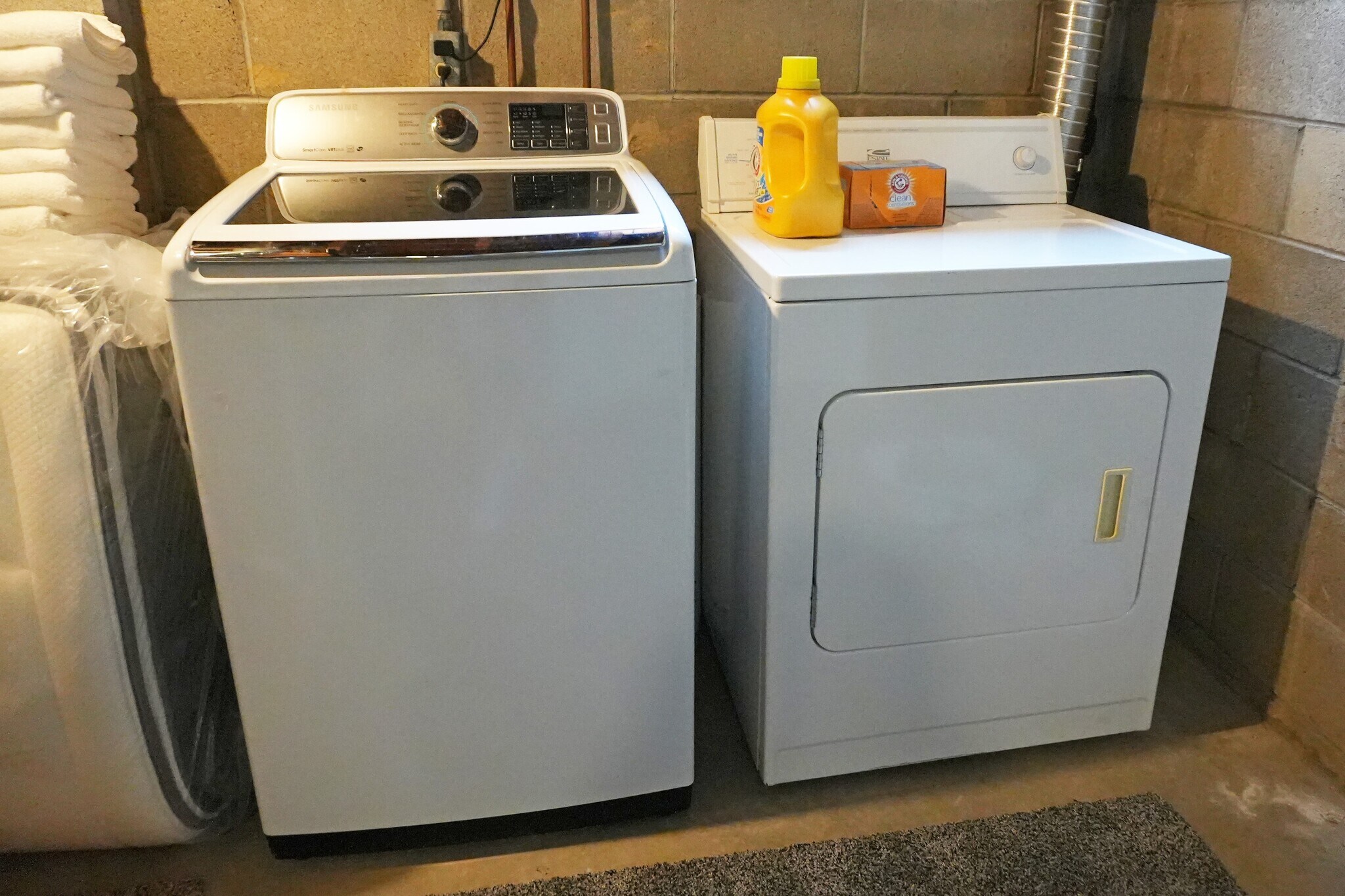 Building Photo - 7690 Barkwood Dr