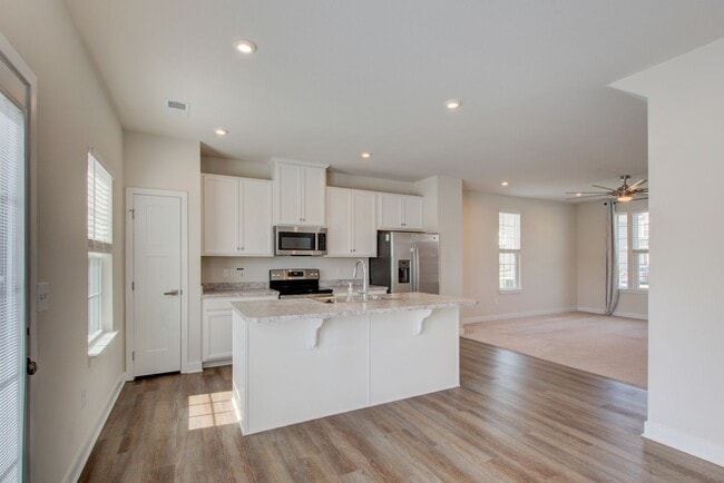 Building Photo - Like New End Unit Townhome, 3 Bed 2.5 Bath