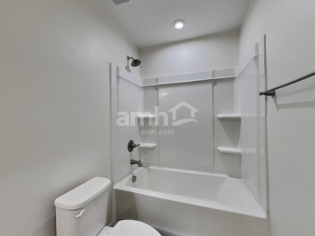 Building Photo - 553 Larragan Dr