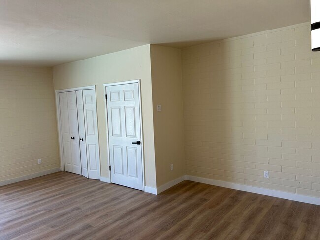 Building Photo - 4 Bedrooms PLUS Pool