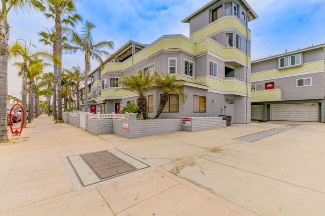 Building Photo - Vacation rental at the beach $2800... or long term $3500