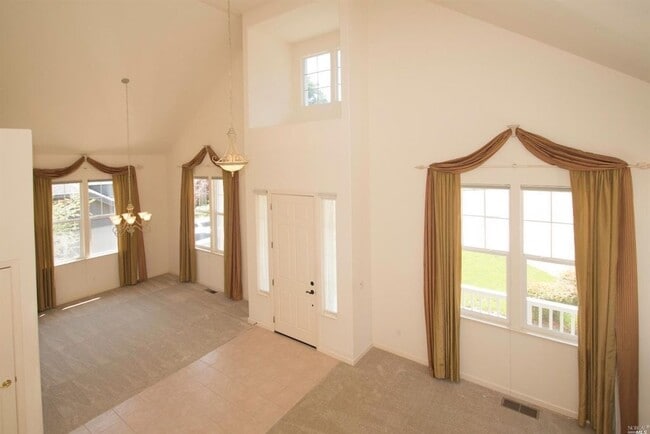 Building Photo - Beautifully Updated 5 Bedroom, 4 Bath Home...