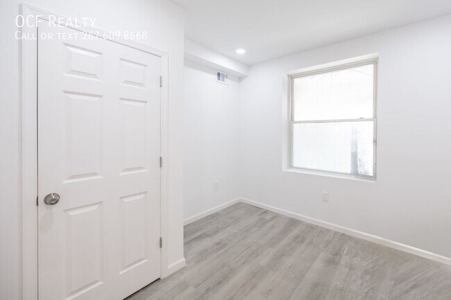 Building Photo - 948 Belmont Ave