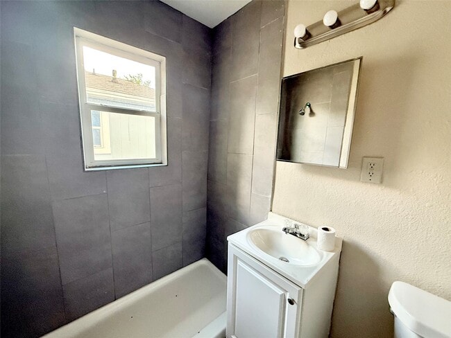 Building Photo - 3914 Hoffman St