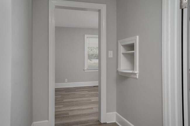Building Photo - Quiet country living in the middle of it a...