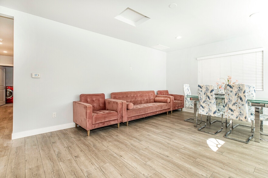 Building Photo - 10563 Vinedale St