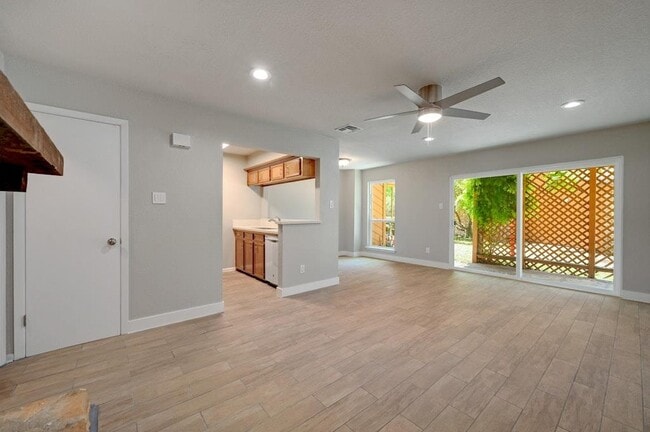 Building Photo - 10 Cypress Fairway Village