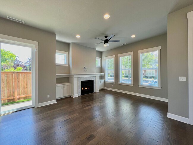 Building Photo - Luxury and Convenience Awaits in this Stunning 3 Bedroom, 2.5 Bathroom House with Abundant Parkin...