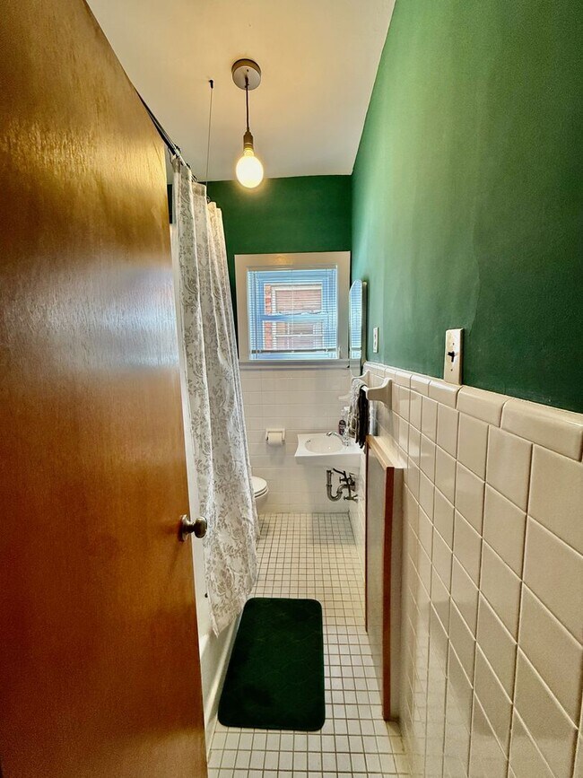 Building Photo - SPACIOUS & MODERN 3 BED/2.5 BA HOUSE w/ AC-Inlaid HARDWOOD Flooring-WASHER/DRYER & Rear PATIO in ...