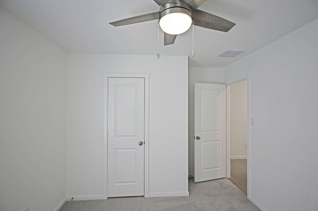 Building Photo - 2411 Shady Grv