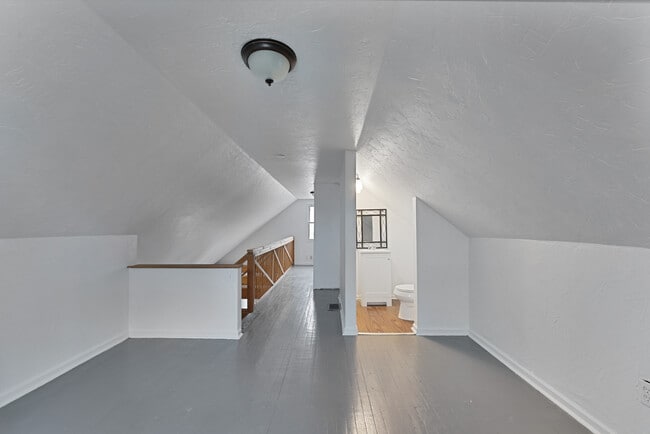 Building Photo - 98 N Navarre Ave